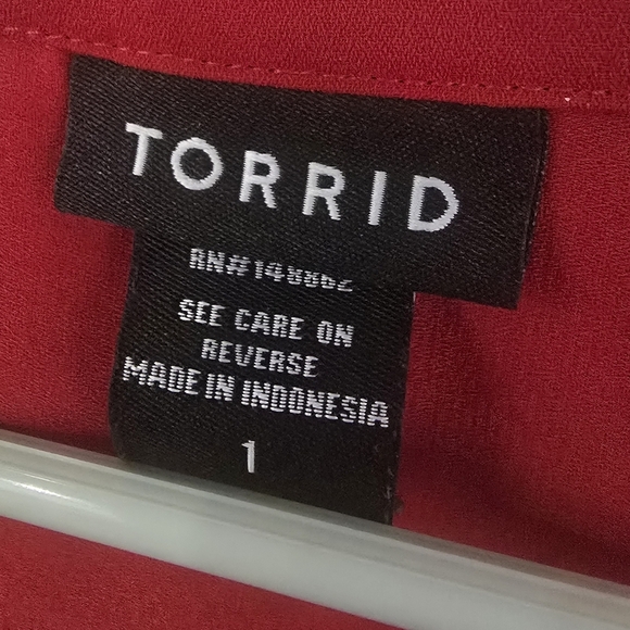 Torrid Vibrant Red Blouse, Size 1 (1X) With Tabbed Sleeves - Picture 5 of 6